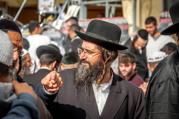 Uman, Ukrayna - 2 Ekim 2016: Rosh Hashanah, Yahudi yeni yılı 5777. Haham Nachman mezarında kutlanmaktadır. Hacılar Hasidim geleneksel festival kıyafetleri içinde kitle Uman üzerinde kutlamak.