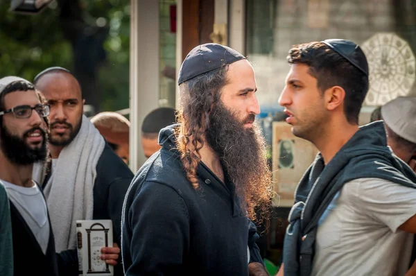 Uman, Ukrayna - 2 Ekim 2016: Rosh Hashanah, Yahudi yeni yılı 5777. Haham Nachman mezarında kutlanmaktadır. Hacılar Hasidim geleneksel festival kıyafetleri içinde kitle Uman üzerinde kutlamak.