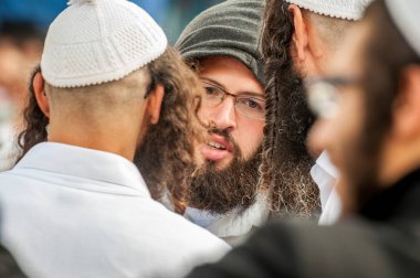 Uman, Ukrayna - 2 Ekim 2016: Rosh Hashanah, Yahudi yeni yılı 5777. Haham Nachman mezarında kutlanmaktadır. Hacılar Hasidim geleneksel festival kıyafetleri içinde kitle Uman üzerinde kutlamak.