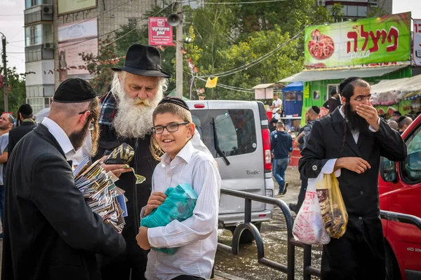 Uman, Ukrayna - 2 Ekim 2016: Rosh Hashanah, Yahudi yeni yılı 5777. Haham Nachman Uman içinde mezar yakınındaki kutladı. Toplu tatil sırasında Hasid Hacı dini edebiyat satıyor..