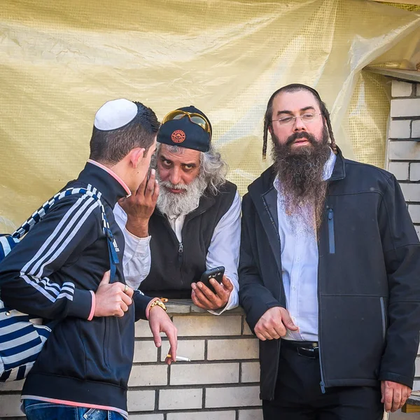 乌曼，乌克兰-2016 年 10 月 2 日： 犹太新年，犹太新年 5777。它被庆祝拉比纳赫曼墓。哈西德派的朝圣者穿着传统节日庆祝弥撒的乌曼. — 图库照片