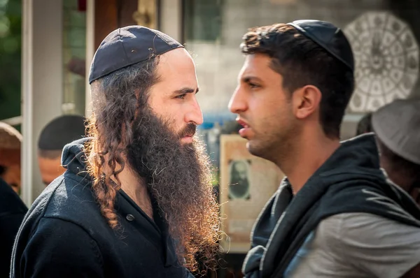 Uman, Ukraina - 2 oktober 2016: Rosh Hashanah, judiska nyåret 5777. Det firas på graven av Rabbi Nachman. Pilgrimer av chassidismen i traditionella festlig klädsel celebrerade mässan på Uman. — Stockfoto