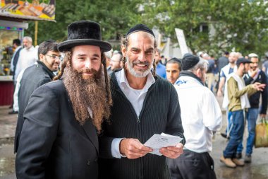 Uman, Ukrayna - 2 Ekim 2016: Rosh Hashanah, Yahudi yeni yılı 5777. Haham Nachman mezarında kutlanmaktadır. Hacılar Hasidim geleneksel festival kıyafetleri içinde kitle Uman üzerinde kutlamak.