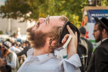 Uman, Ukrayna - 2 Ekim 2016: Rosh Hashanah, Yahudi yeni yılı 5777. Haham Nachman mezarında kutlanmaktadır. Hacılar Hasidim geleneksel festival kıyafetleri içinde kitle Uman üzerinde kutlamak.