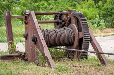 Ukrayna, Güney Bug Nehri - 18 Haziran 2017: feribot geçiş. Ayarlama ve çelik kablo Nehri feribot için sabitleme için bir cihaz. Böyle bir feribot Ukrayna'da benzersizdir.
