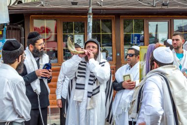 Uman, Ukrayna - 21 Eylül 2017: Rosh Hashanah, Yahudi yeni yılı 5778. Haham Nachman Uman içinde mezar yakınındaki kutladı. Yahudi hasid darbeler Shofar.