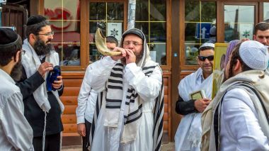 Uman, Ukrayna - 21 Eylül 2017: Rosh Hashanah, Yahudi yeni yılı 5778. Haham Nachman Uman içinde mezar yakınındaki kutladı. Yahudi hasid darbeler Shofar.