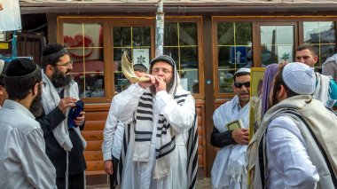 Uman, Ukrayna - 21 Eylül 2017: Rosh Hashanah, Yahudi yeni yılı 5778. Haham Nachman Uman içinde mezar yakınındaki kutladı. Yahudi hasid darbeler Shofar.