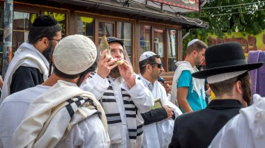 Uman, Ukrayna - 21 Eylül 2017: Rosh Hashanah, Yahudi yeni yılı 5778. Haham Nachman Uman içinde mezar yakınındaki kutladı. Yahudi hasid darbeler Shofar.