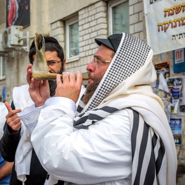 Uman, Ukrayna - 21 Eylül 2017: Rosh Hashanah, Yahudi yeni yılı 5778. Haham Nachman Uman içinde mezar yakınındaki kutladı. Yahudi hasid darbeler Shofar.