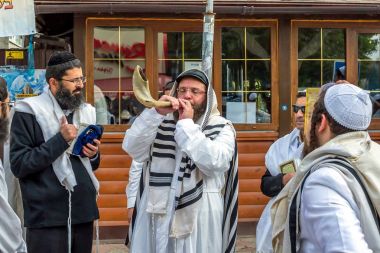 Uman, Ukrayna - 21 Eylül 2017: Rosh Hashanah, Yahudi yeni yılı 5778. Haham Nachman Uman içinde mezar yakınındaki kutladı. Yahudi hasid darbeler Shofar.