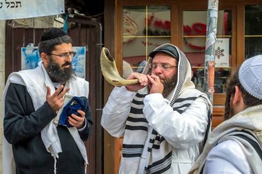 Uman, Ukrayna - 21 Eylül 2017: Rosh Hashanah, Yahudi yeni yılı 5778. Haham Nachman Uman içinde mezar yakınındaki kutladı. Yahudi hasid darbeler Shofar.