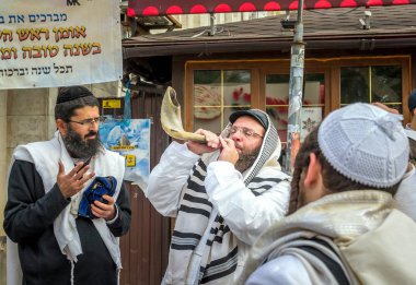 Uman, Ukrayna - 21 Eylül 2017: Rosh Hashanah, Yahudi yeni yılı 5778. Haham Nachman Uman içinde mezar yakınındaki kutladı. Yahudi hasid darbeler Shofar.