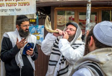 Uman, Ukrayna - 21 Eylül 2017: Rosh Hashanah, Yahudi yeni yılı 5778. Haham Nachman Uman içinde mezar yakınındaki kutladı. Yahudi hasid darbeler Shofar.