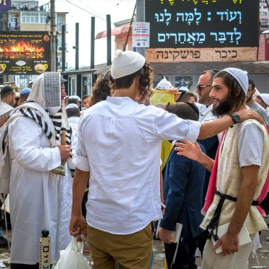 Uman, Ukrayna - 21 Eylül 2017: Rosh Hashanah, Yahudi yeni yılı 5778. Haham Nachman mezar kutlanmaktadır. Hasidim Uman şehir sokak Hacı.