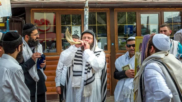 Uman, Ukrayna - 21 Eylül 2017: Rosh Hashanah, Yahudi yeni yılı 5778. Haham Nachman Uman içinde mezar yakınındaki kutladı. Yahudi hasid darbeler Shofar. — Stok fotoğraf