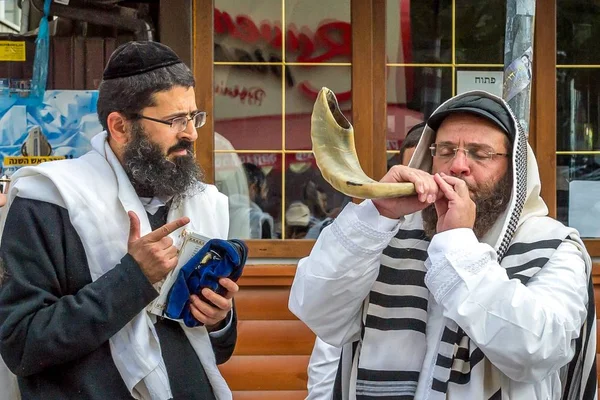 Uman, Ukrayna - 21 Eylül 2017: Rosh Hashanah, Yahudi yeni yılı 5778. Haham Nachman Uman içinde mezar yakınındaki kutladı. Yahudi hasid darbeler Shofar. — Stok fotoğraf