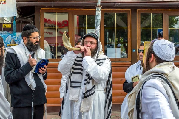 乌曼，乌克兰-2017 年 9 月 21 日： 犹太新年，犹太新年 5778。它被庆祝附近拉比纳赫曼在乌曼的坟墓。犹太 hasid 吹羊角. — 图库照片