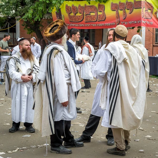 Uman, Oekraïne - 21 September 2017: Rosj Hasjana, het Joodse Nieuwjaar 5778. Het wordt gevierd in de buurt van het graf van Rabbi Nachman. Pelgrims van de chassidim op de straat van de stad van Uman. — Stockfoto