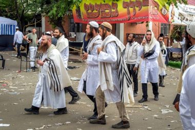 Uman, Ukrayna - 21 Eylül 2017: Rosh Hashanah, Yahudi yeni yılı 5778. Haham Nachman mezar kutlanmaktadır. Hasidim Uman şehir sokak Hacı.