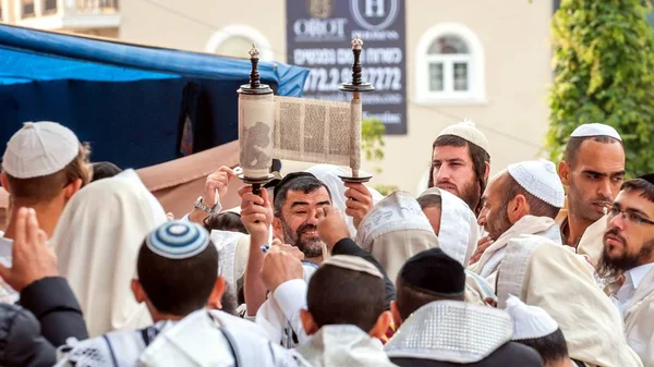 Hasids orar enquanto lê o pergaminho da Torá. Uman, Ucrânia - 21 de setembro de 2017: Rosh Hashanah, Ano Novo Judaico. É comemorado perto da sepultura do rabino Nachman em Uman . — Fotografia de Stock