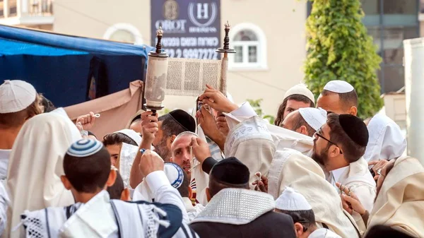 Hasid Tevrat kaydırma okunurken dua. Uman, Ukrayna - 21 Eylül 2017: Rosh Hashanah, Yahudi yeni yılı. Haham Nachman Uman içinde mezar yakınındaki kutladı.