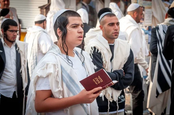 Dua. Uman, Ukrayna - 21 Eylül 2017: Rosh Hashanah, Yahudi yeni yılı. Haham Nachman mezar kutlanmaktadır. Hacılar Hasidim Uman şehir sokak.