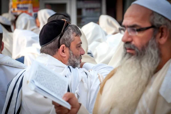 Oração. Uman, Ucrânia - 21 de setembro de 2017: Rosh Hashanah, Ano Novo Judaico. É comemorado perto da sepultura do rabino Nachman. Peregrinos Hasidim na rua da cidade de Uman . — Fotografia de Stock