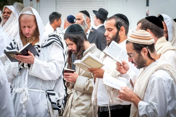 Ima. Uman, Ukrajna - 2017. szeptember 21.: Ros hásáná, a zsidó újév. Azt ünnepeljük Rabbi Nachman sírja közelében. Az utcán a város Uman zarándokok Kiskörút. — Stock Fotó