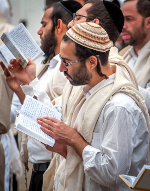 Dua. Genç seyyah hasid geleneksel headdress içinde. Uman, Ukrayna - 21 Eylül 2017: Rosh Hashanah tatil, Yahudi yeni yılı.