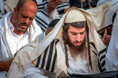 Dua. Hasid hacılar geleneksel giysiler içinde. Uman, Ukrayna - 21 Eylül 2017: Roş-ha-Shana Festivali, Yahudi yeni yılı.