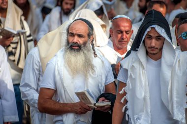 Dua. Hasid hacılar geleneksel giysiler içinde. Uman, Ukrayna - 21 Eylül 2017: Roş-ha-Shana Festivali, Yahudi yeni yılı.