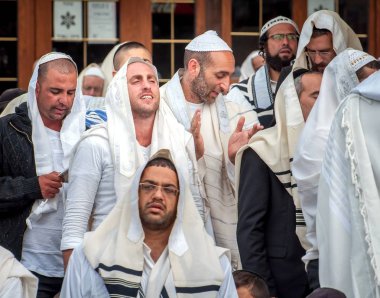 Kitle dua. Hasid hacılar geleneksel giysiler içinde. Uman, Ukrayna - 21 Eylül 2017: Roş-ha-Shana Festivali, Yahudi yeni yılı.