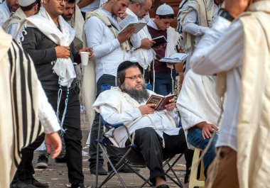 Kitle dua. Hasid hacılar geleneksel giysiler içinde. Uman, Ukrayna - 21 Eylül 2017: Roş-ha-Shana Festivali, Yahudi yeni yılı.