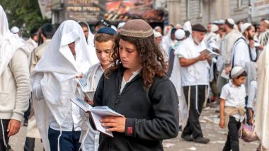 Genç hasid Hacı kalabalık şehrin sokak üzerinde. Uman, Ukrayna - 21 Eylül 2017: tatil Rosh Hashanah, Yahudi yeni yılı.