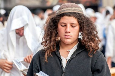 Genç hasid Hacı kalabalık şehrin sokak üzerinde. Uman, Ukrayna - 21 Eylül 2017: tatil Rosh Hashanah, Yahudi yeni yılı.