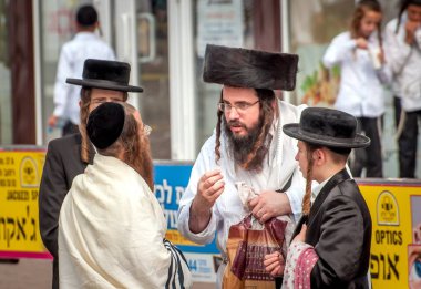 Bir grup geleneksel giyim Hasidim Hacı duygusal konuşun. Uman, Ukrayna - 21 Eylül 2017: Rosh hashanah tatil, Yahudi yeni yılı.
