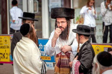 Bir grup geleneksel giyim Hasidim Hacı duygusal konuşun. Uman, Ukrayna - 21 Eylül 2017: Rosh hashanah tatil, Yahudi yeni yılı.
