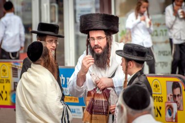 Bir grup geleneksel giyim Hasidim Hacı duygusal konuşun. Uman, Ukrayna - 21 Eylül 2017: Rosh hashanah tatil, Yahudi yeni yılı.