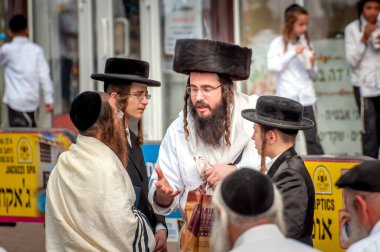 Bir grup geleneksel giyim Hasidim Hacı duygusal konuşun. Uman, Ukrayna - 21 Eylül 2017: Rosh hashanah tatil, Yahudi yeni yılı.