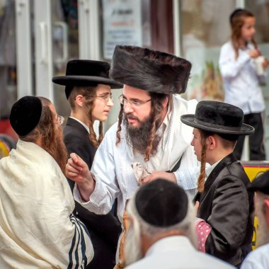 Bir grup geleneksel giyim Hasidim Hacı duygusal konuşun. Uman, Ukrayna - 21 Eylül 2017: Rosh hashanah tatil, Yahudi yeni yılı.