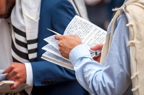 Oración. El judío Hasid lee un libro religioso. Primer plano de un libro y manos. Uman, Ucrania - 21 de septiembre de 2017: Fiesta de Rosh Hashaná, Año Nuevo judío . — Foto de Stock