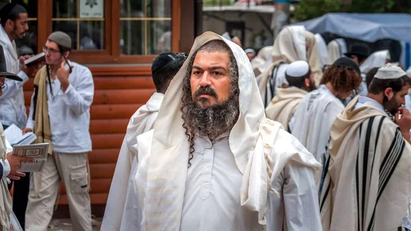 Hasid Hacı şehrin sokak üzerinde. Uman, Ukrayna - 21 Eylül 2017: tatil Rosh Hashanah, Yahudi yeni yılı.