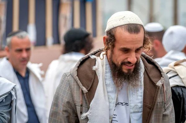 Hasid Hacı şehrin sokak üzerinde. Uman, Ukrayna - 21 Eylül 2017: tatil Rosh Hashanah, Yahudi yeni yılı.