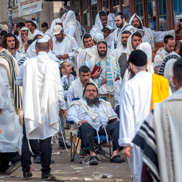 Kitle dua. Hasid hacılar geleneksel giysiler içinde. Uman, Ukrayna - 21 Eylül 2017: Roş-ha-Shana Festivali, Yahudi yeni yılı.