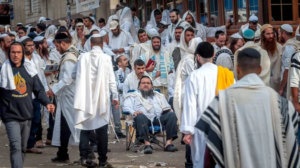 Doa massal. Para peziarah tergesa-gesa mengenakan pakaian tradisional. Uman, Ukraina - 21 September 2017: Festival Rosh-ha-Shana, Tahun Baru Yahudi . — Stok Foto