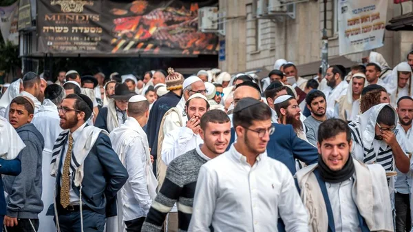 Uma multidão de peregrinos hasidim na rua da cidade. Uman, Ucrânia - 21 de setembro de 2017: Rosh Hashanah, Ano Novo Judaico  . — Fotografia de Stock