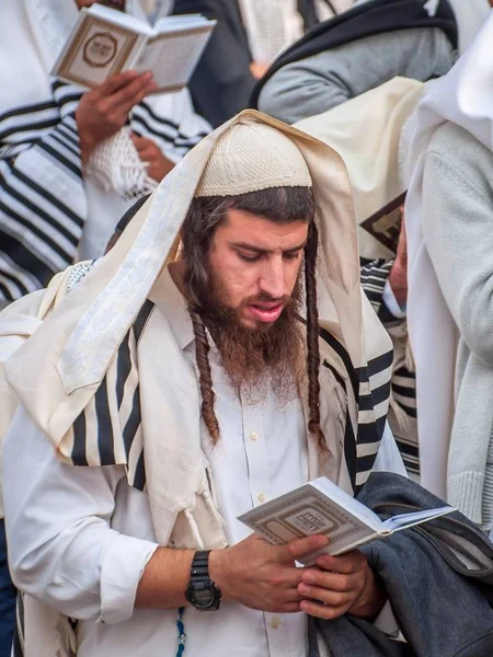 Oración. Hasids peregrinos en ropa tradicional. Uman, Ucrania - 21 de septiembre de 2017: Festival Rosh-ha-Shana, Año Nuevo judío . — Foto de Stock