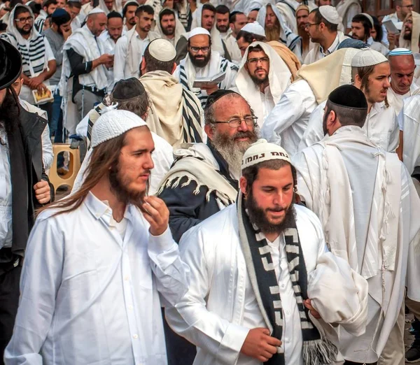 Massa bön. Hasids pilgrimer i traditionella kläder. Uman, Ukraina - 21 September 2017: Rosh-ha-Shana festival, judiska nyåret. — Stockfoto