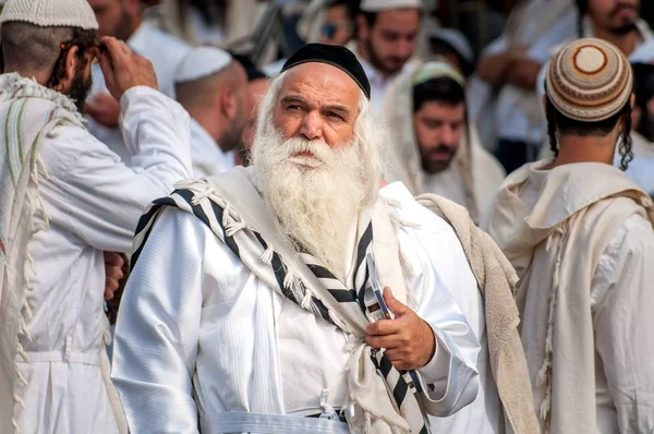 Pellegrino hasid invecchiato nella folla sulla strada della città. Uman, Ucraina - 21 settembre 2017: festa Rosh Hashanah, Capodanno ebraico . — Foto Stock